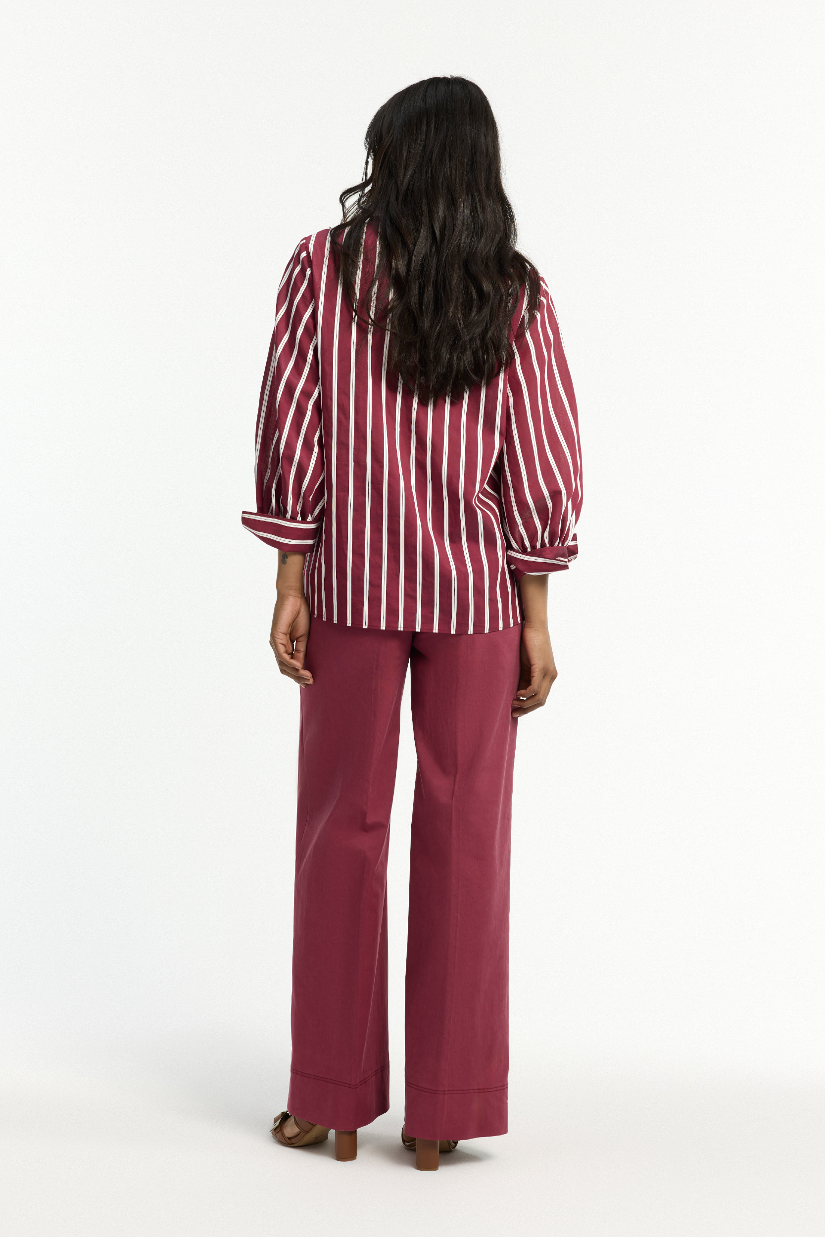 Pantalon moderne aux jambes larges