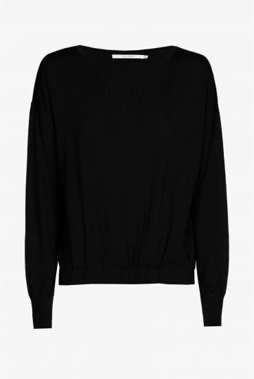 Lockerer Wollpullover mit U-Boot-Ausschnitt