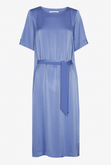 Blauwe jurk met korte mouwen en ronde hals