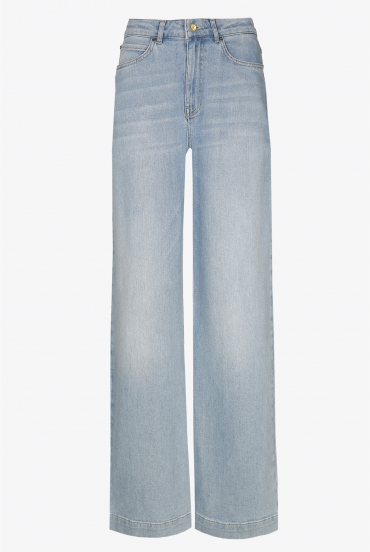 Jeans with straight legs