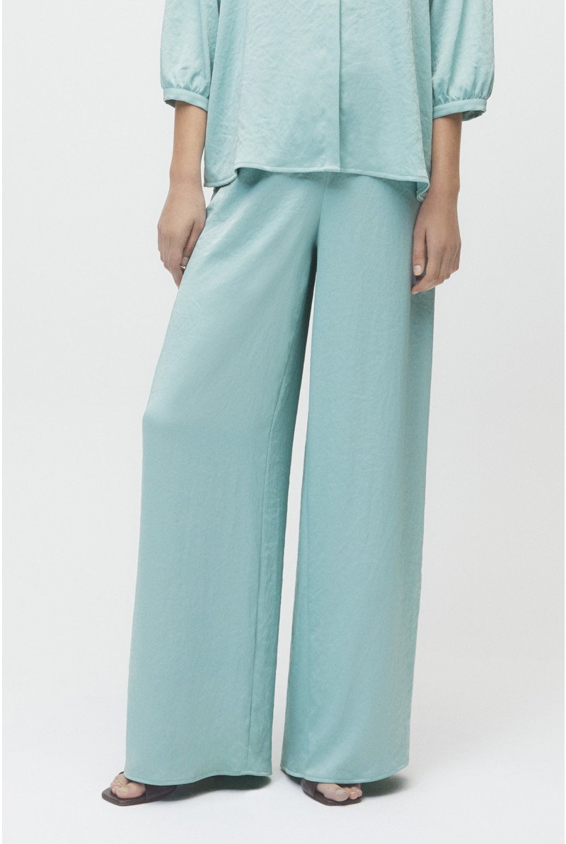 Light blue trousers with loose fit and elastic at the waist