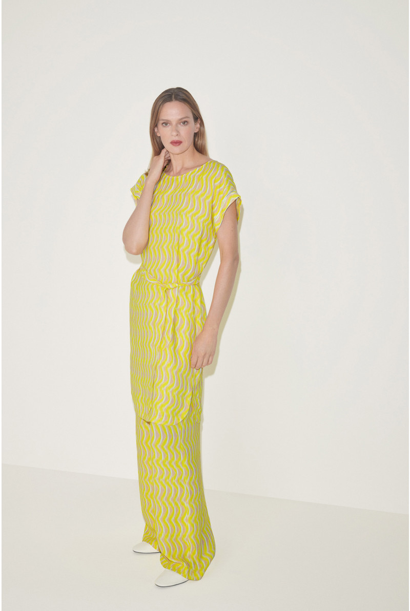 Short dress in crepe fabric