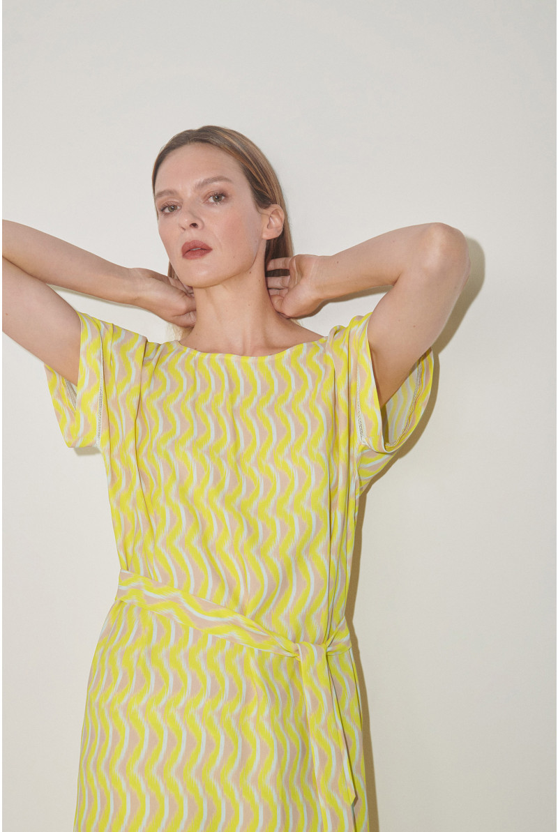 Short dress in crepe fabric