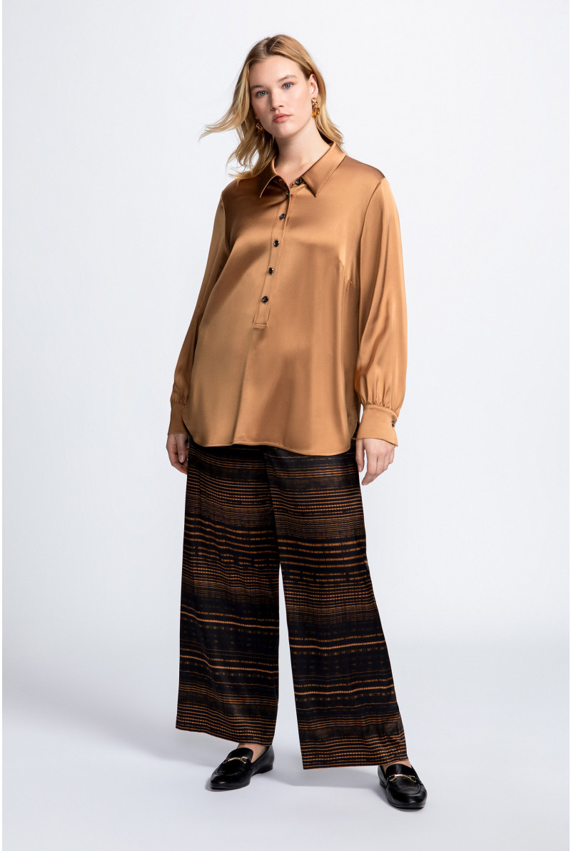 Bluse in glänzender Satinoptik