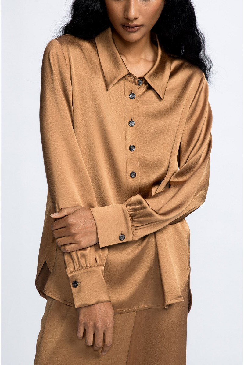 Bluse in glänzender Satinoptik
