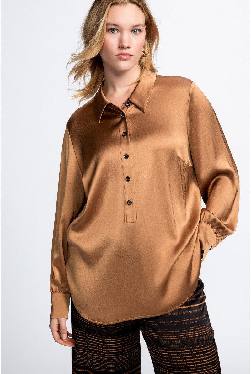 Bluse in glänzender Satinoptik