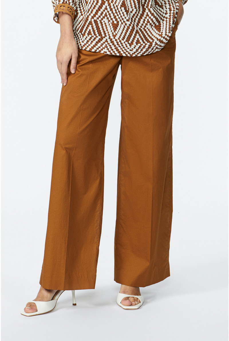 Trousers with wide legs