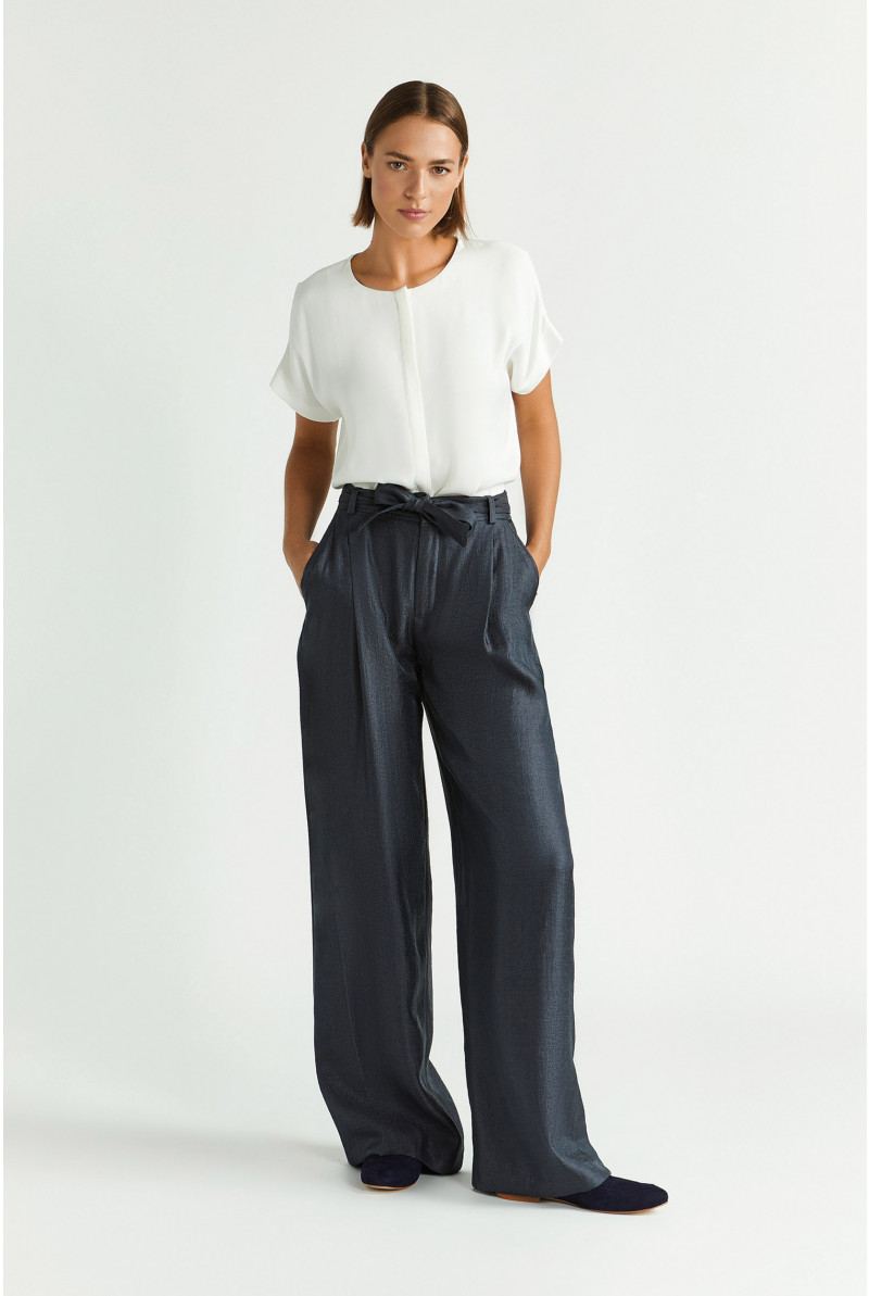 Pantalon brillant à pli marqué