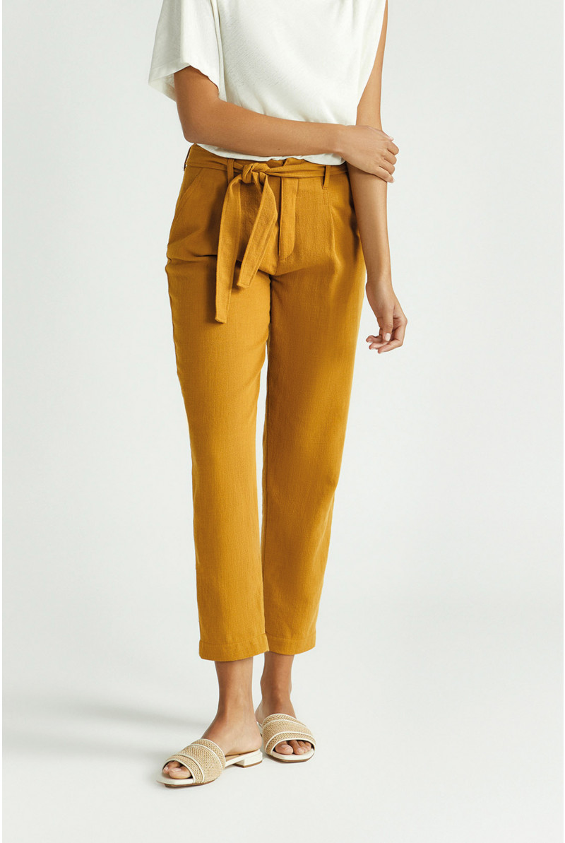 Pantalon carotte à l’aspect lin