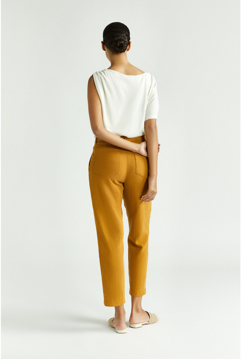 Pantalon carotte à l’aspect lin