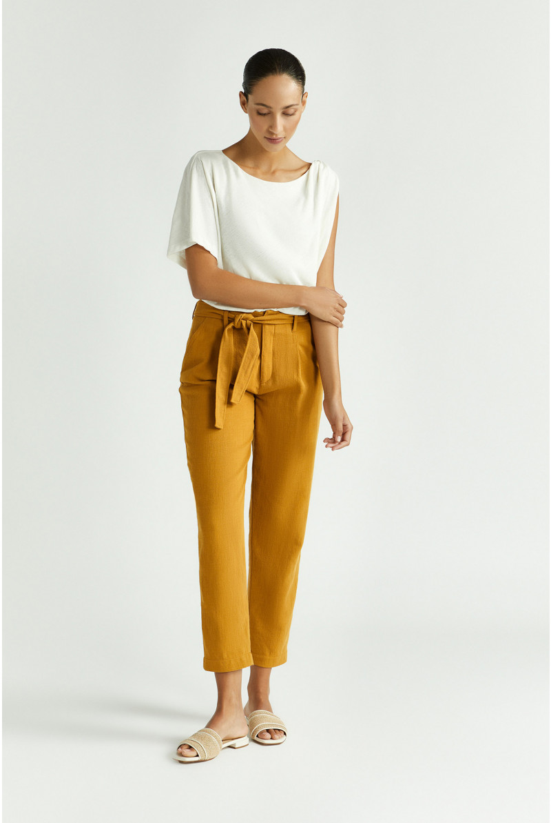 Pantalon carotte à l’aspect lin