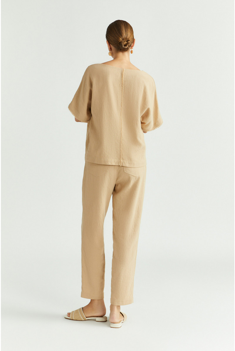 Pantalon carotte à l’aspect lin