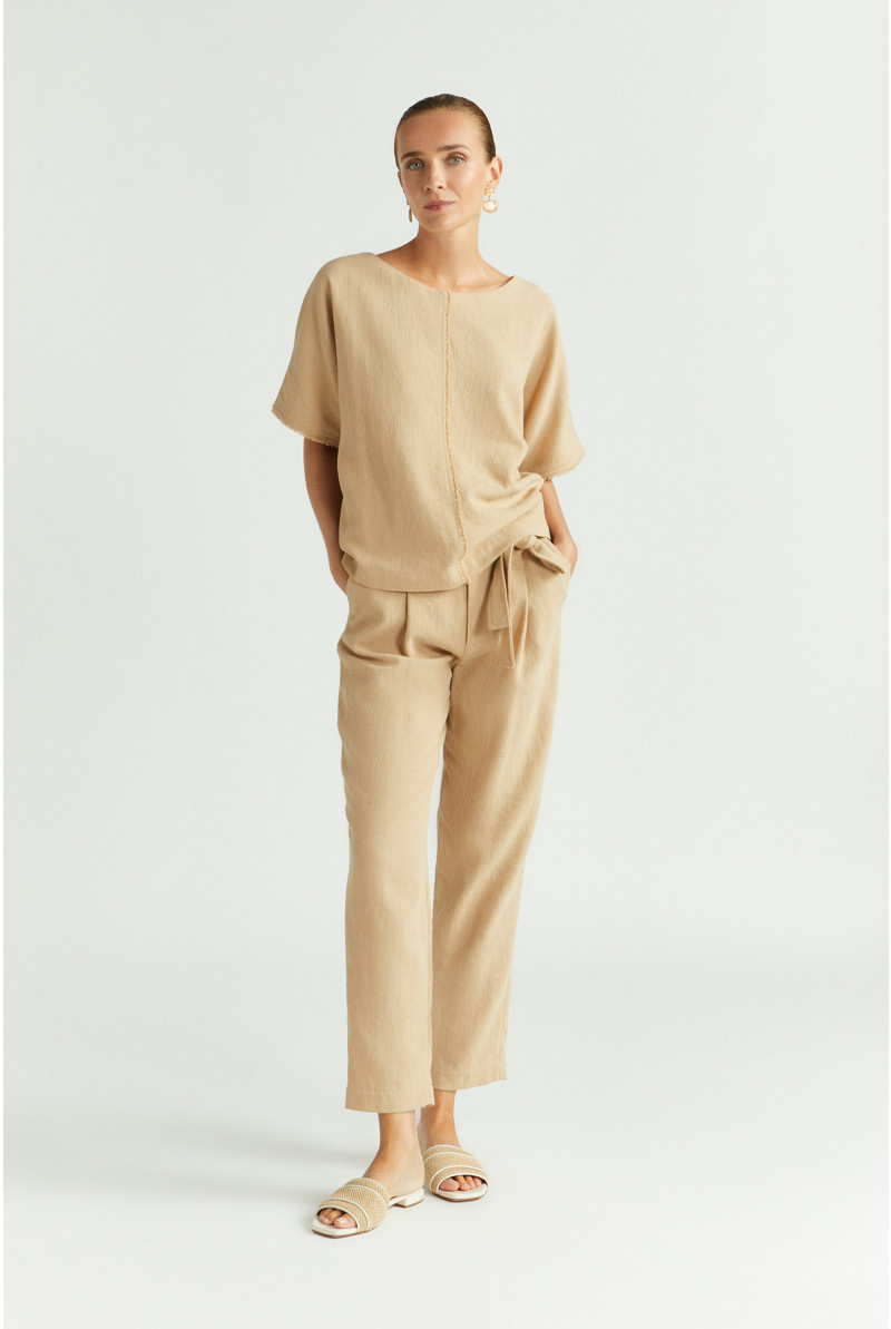 Pantalon carotte à l’aspect lin