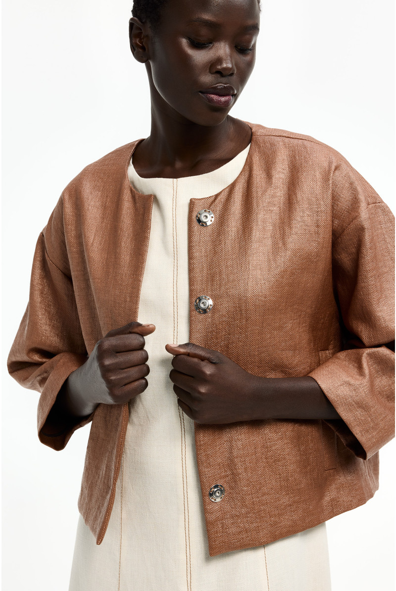 Geklede korte damesjas in raffia