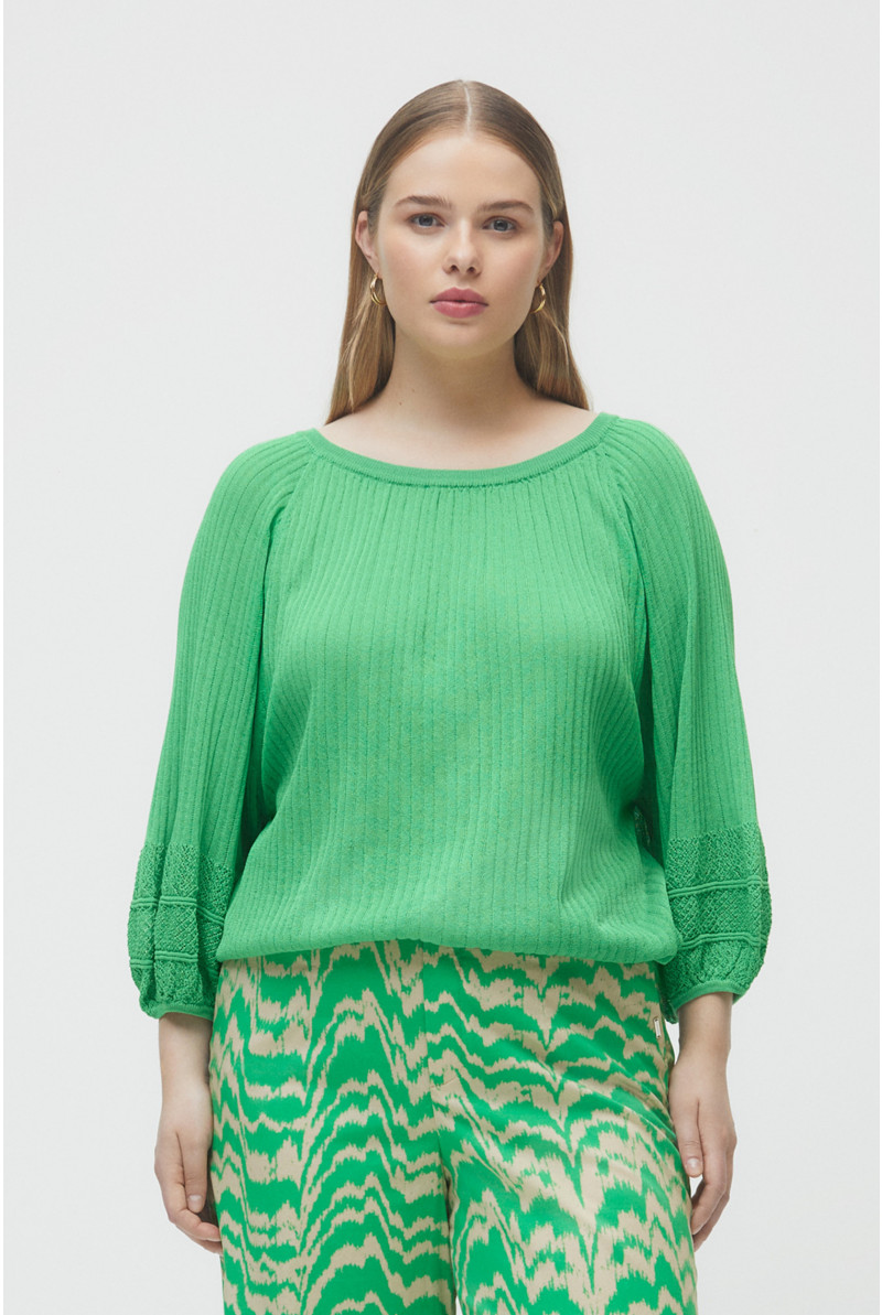Green pullover with 3/4 sleeves