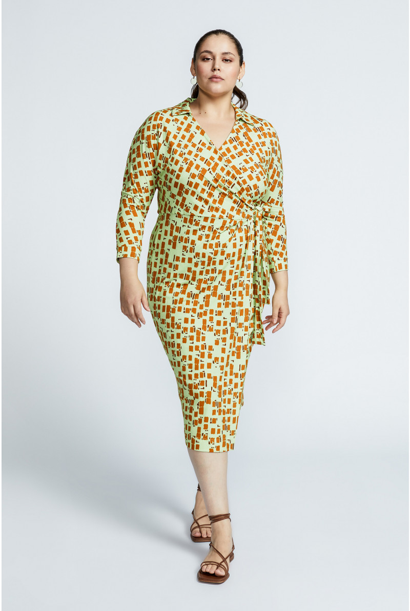 Robe-portefeuille confectionnée dans un tissu extensible
