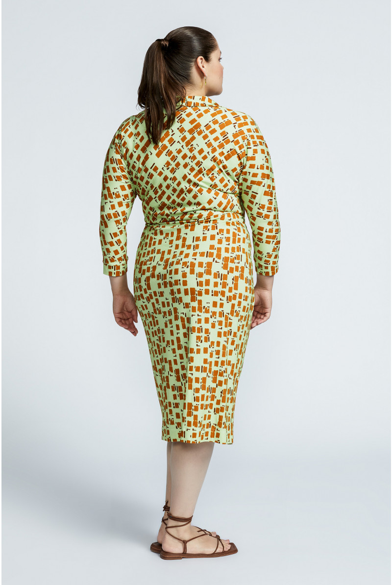 Robe-portefeuille confectionnée dans un tissu extensible