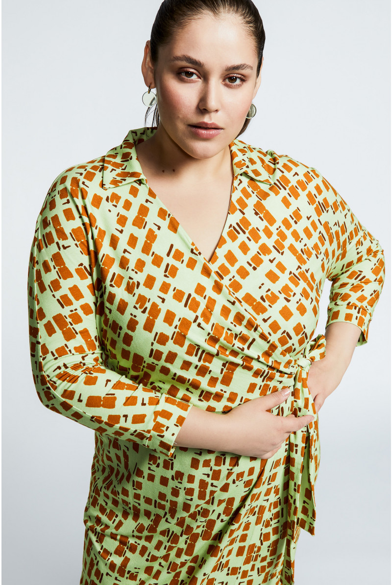 Robe-portefeuille confectionnée dans un tissu extensible