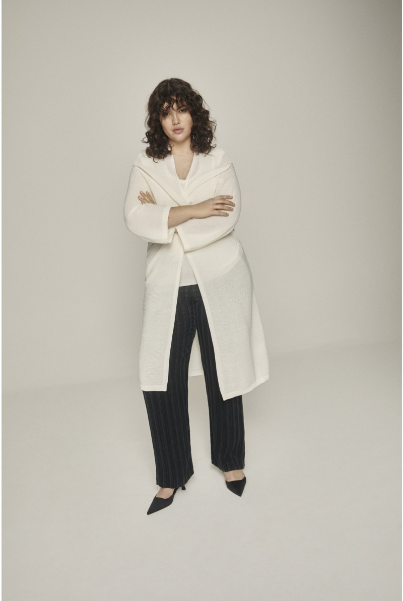 Long white cardigan with three-quarter sleeves