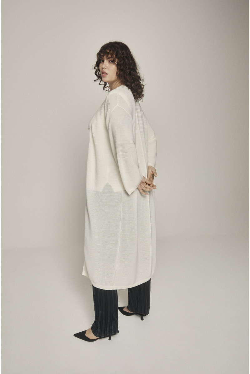 Long white cardigan with three-quarter sleeves