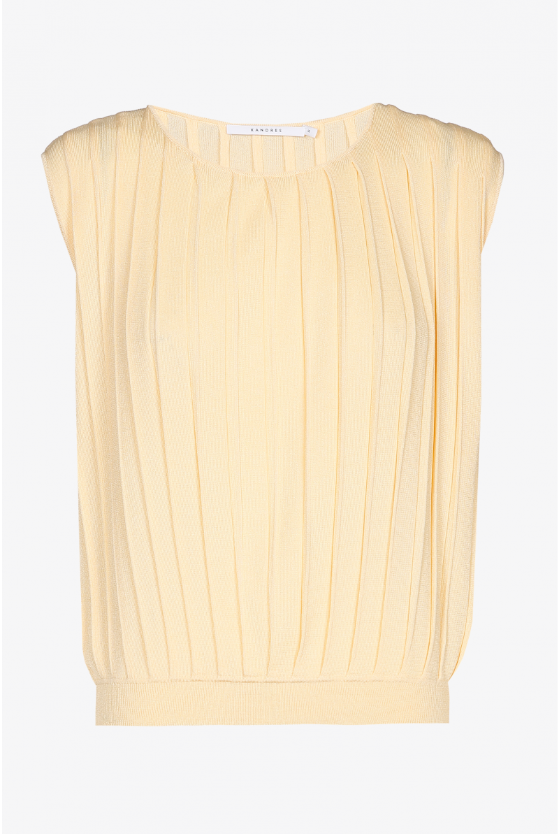 Sleeveless top with coarse rib structure