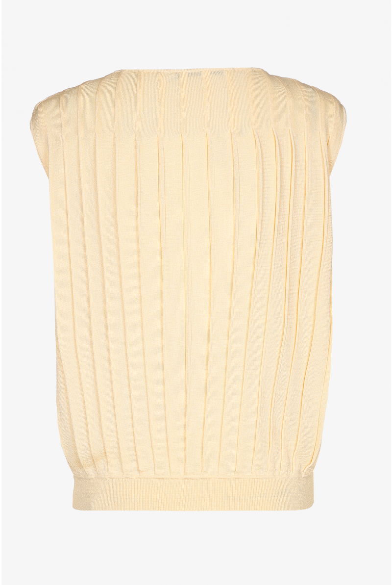 Sleeveless top with coarse rib structure