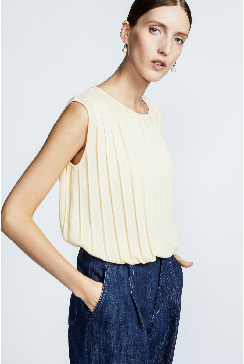 Sleeveless top with coarse rib structure