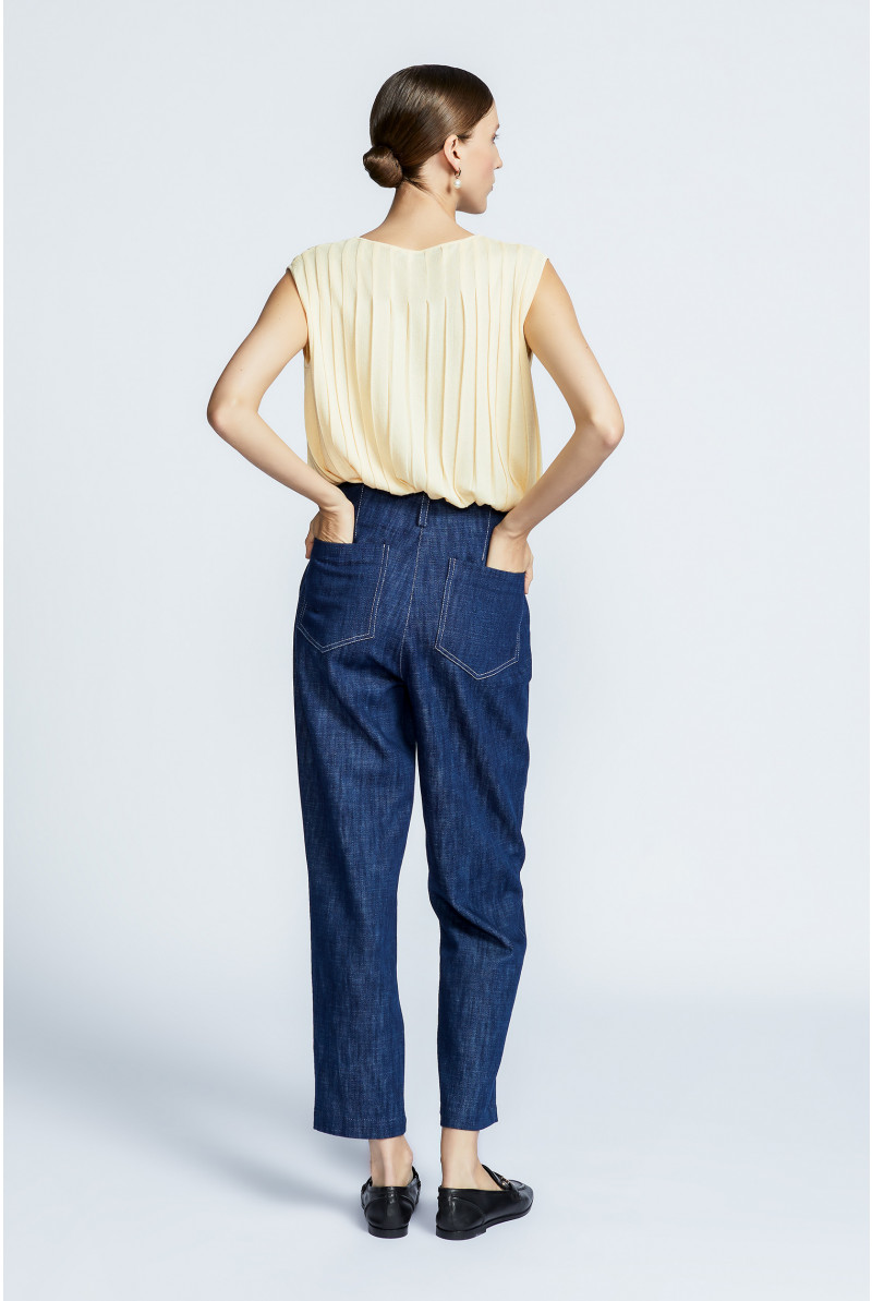 Sleeveless top with coarse rib structure