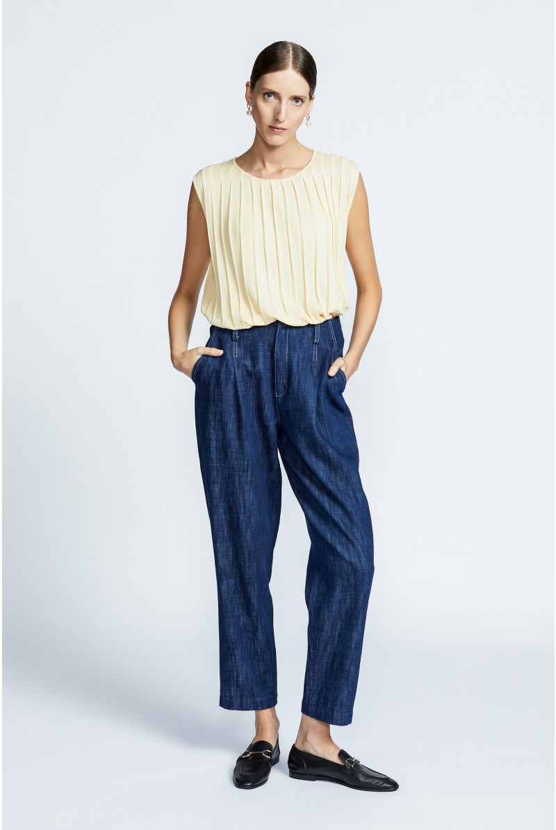 Sleeveless top with coarse rib structure