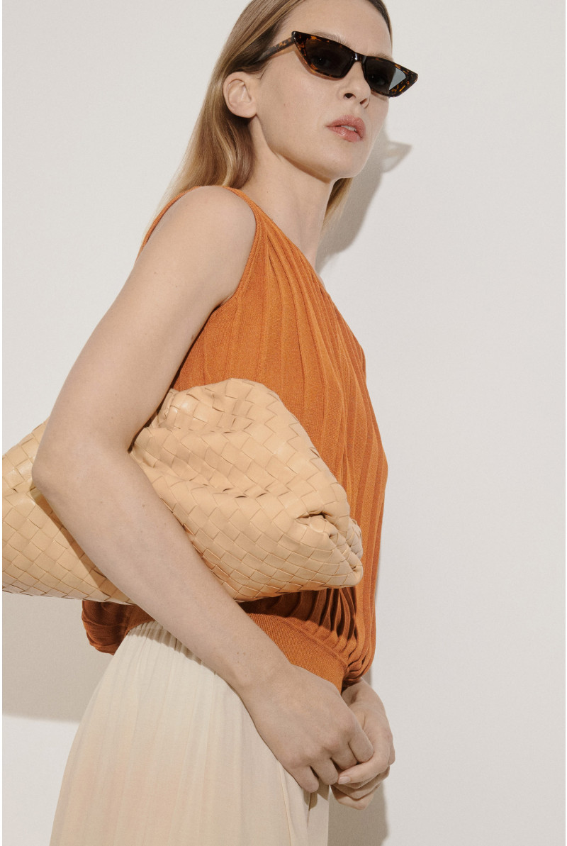 Sleeveless top with coarse rib structure