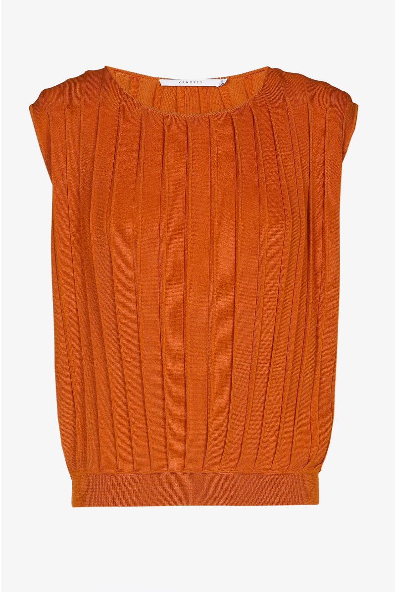 Sleeveless top with coarse rib structure