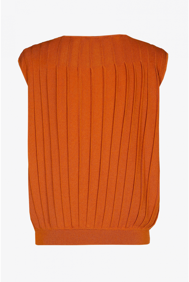 Sleeveless top with coarse rib structure