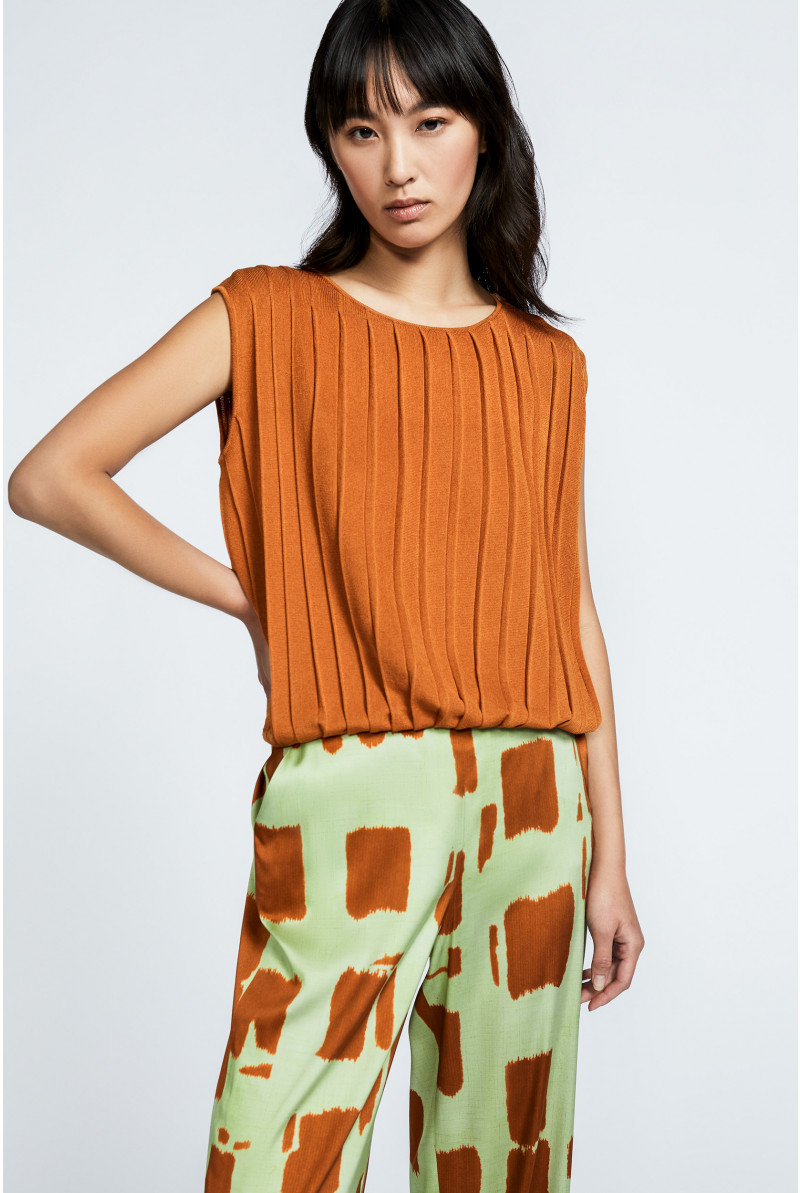 Sleeveless top with coarse rib structure
