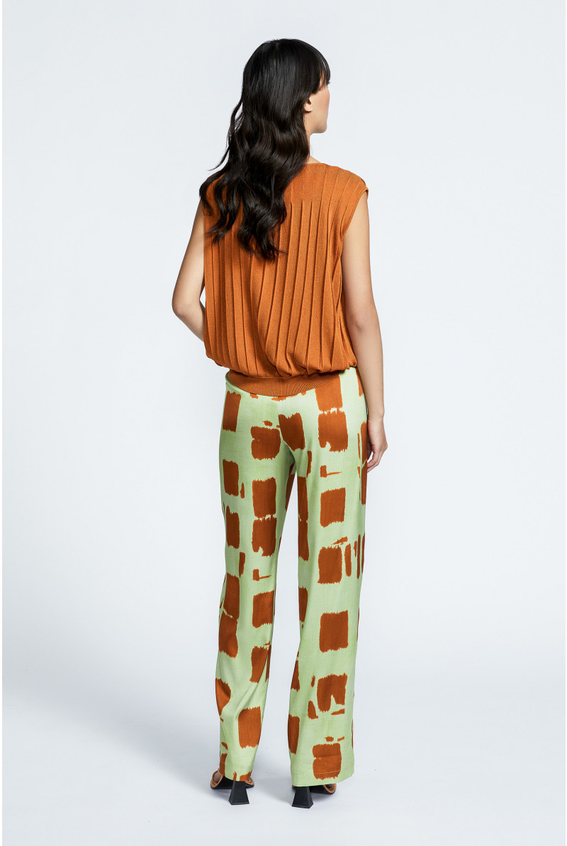 Sleeveless top with coarse rib structure