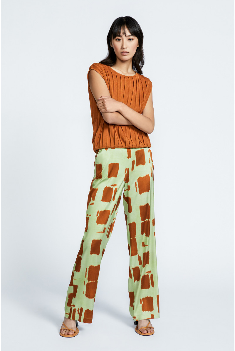 Sleeveless top with coarse rib structure