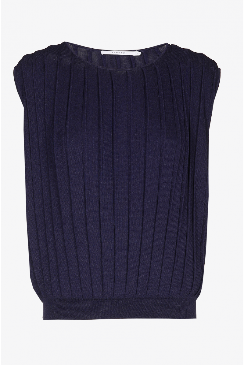 Sleeveless top with coarse rib structure