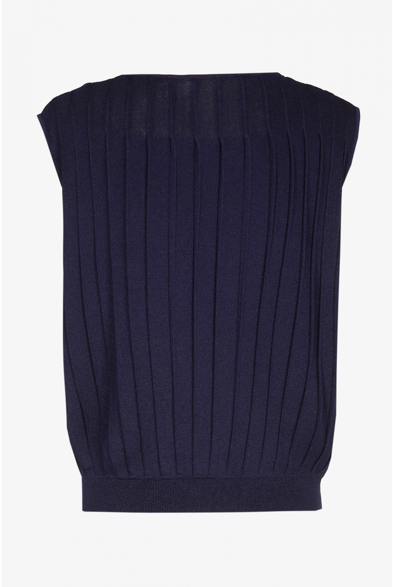 Sleeveless top with coarse rib structure
