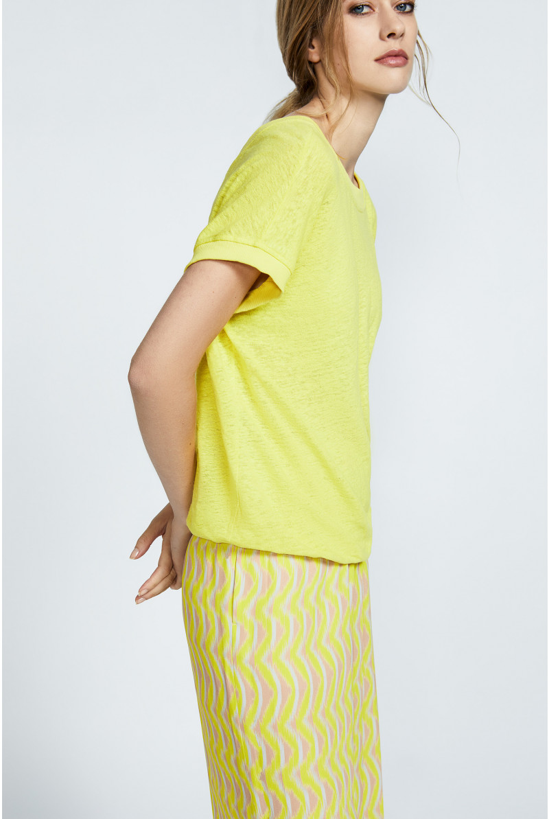 T-shirt with cut-out back