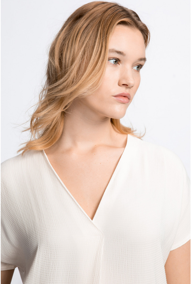 T-shirt doté d’une encolure en V féminine