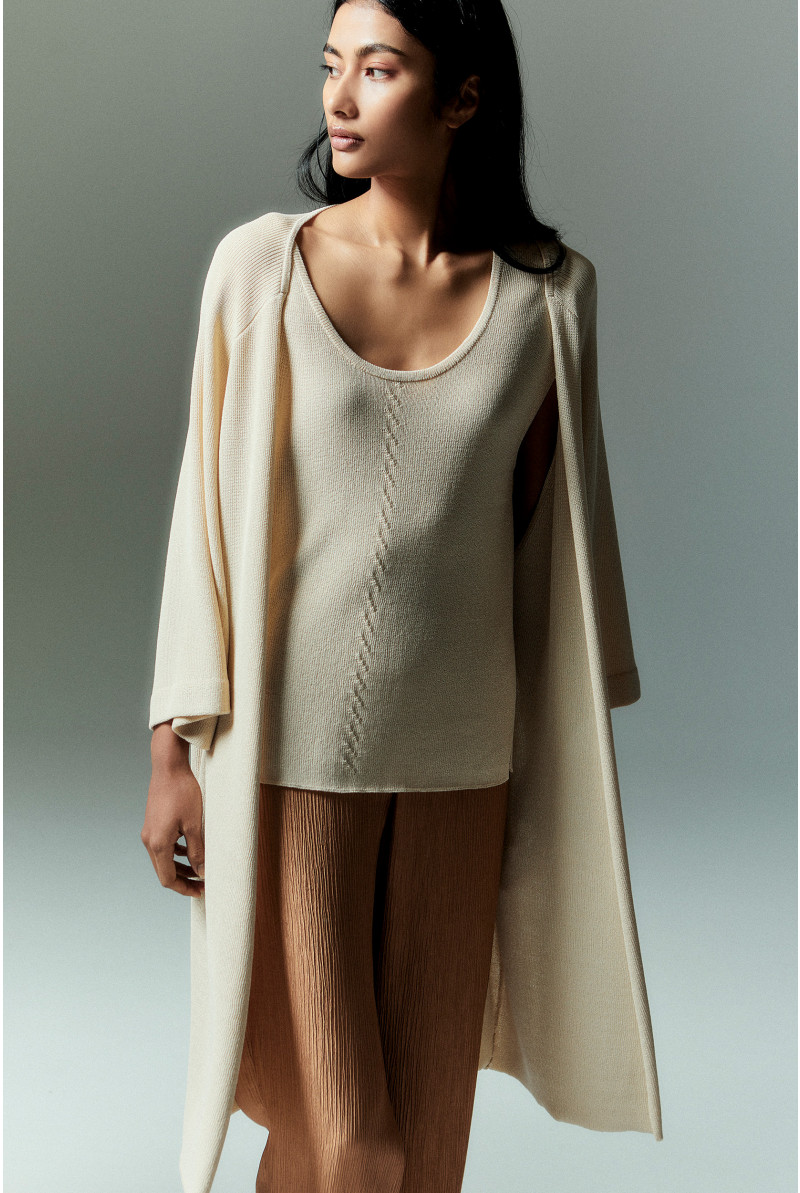 Loose-knit sleeveless sweater 
