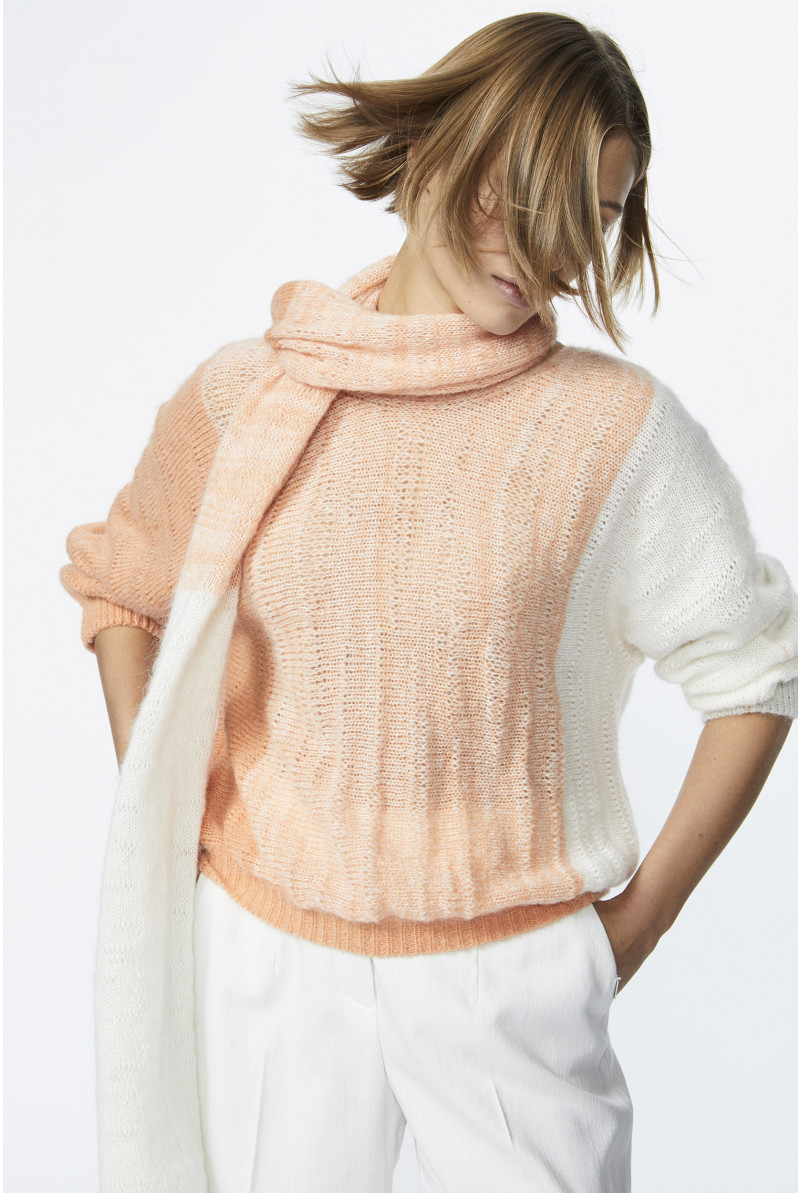 Woollen scarf with gradient pattern