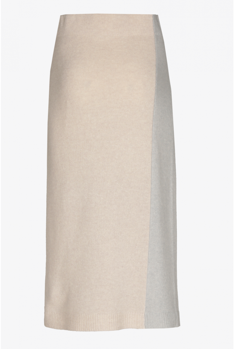 Fitted skirt in delicate wool
