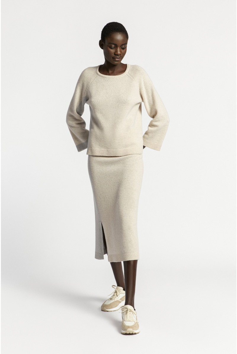 Fitted skirt in delicate wool