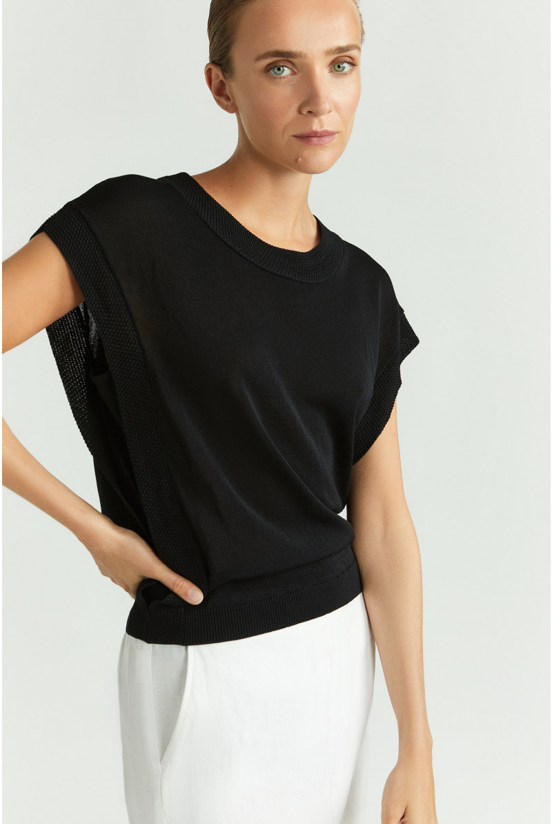 Sleeveless jumper with decorative hem
