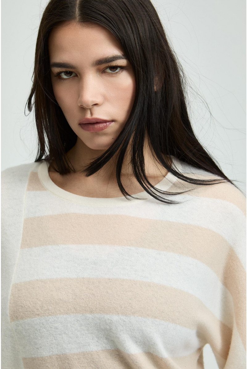Asymmetrische trui met strepen