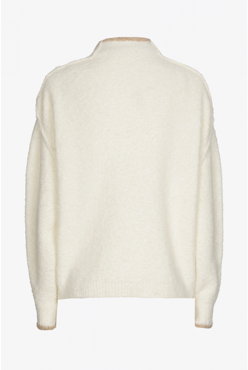 Warme pull met zichtbare naden
