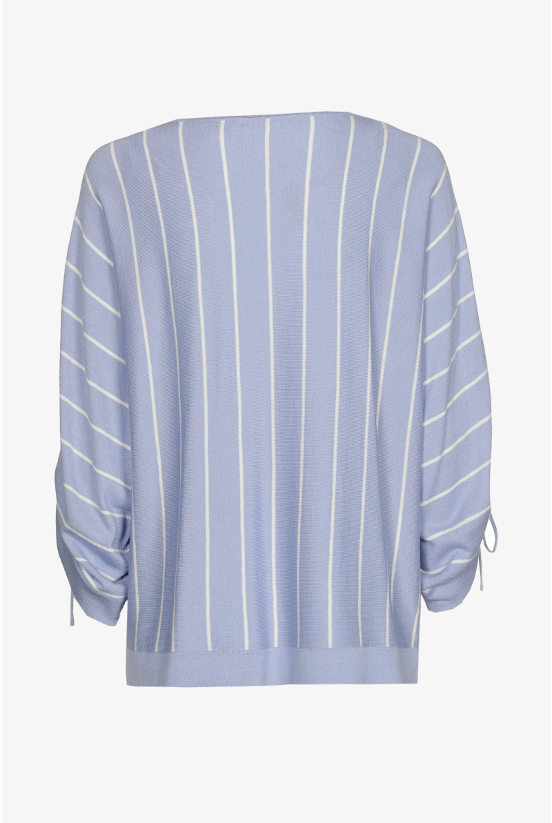 Vrouwelijke pull met strepen