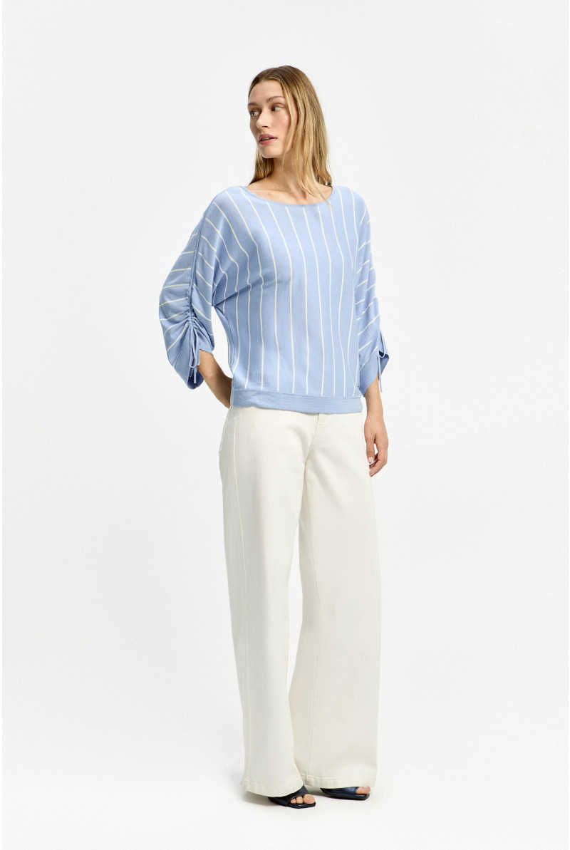 Vrouwelijke pull met strepen