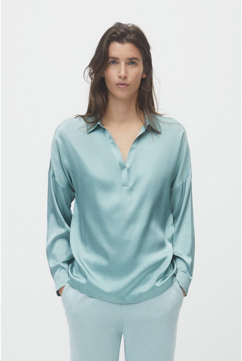 Lichtgroene zijden blouse