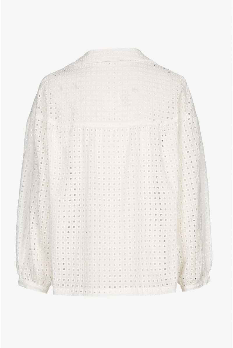 Blouse blanche en broderie anglaise